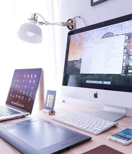 A round magnifying glass is held up by fingers from the left, with a city visible through the glass.